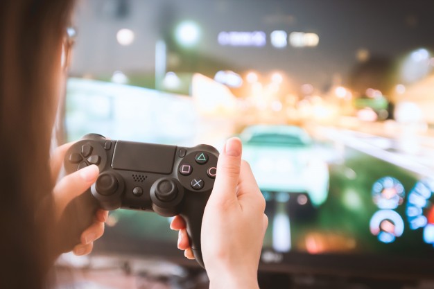 https://pl.freepik.com/darmowe-zdjecie/m-oda-dziewczyna-z-gamepad-gry-w-telewizji_1189611.htm